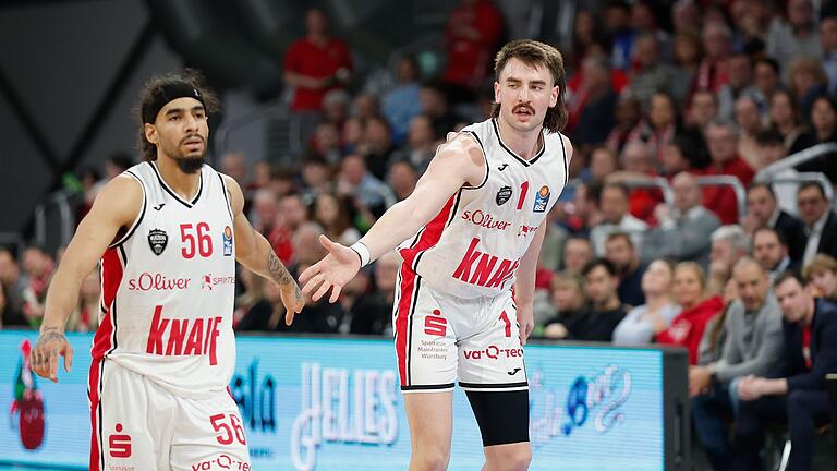 Jhivvan Jackson und Zac Seljaas klatschen beim Spiel der Würzburg Baskets in Bamberg ab. Für die Würzburg Baskets reichte es zum wichtigen Derbysieg. Jhivvan Jackson und Zac Seljaas klatschen beim Spiel der Würzburg Baskets in Bamberg ab. Für die Würzburg Baskets reichte es zum wichtigen Derbysieg.