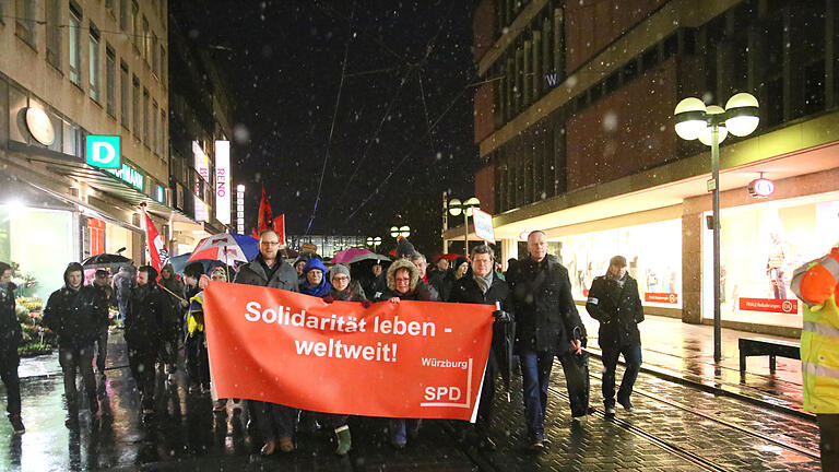 Montagsspaziergang       -  Montagsspaziergang. Motto:Solidarität leben, weltweit