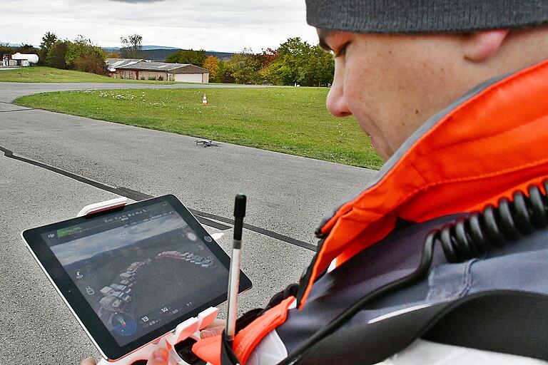 Ein Blick auf den Monitor - alles passt, also der Hinweis für die Mannschaft: Blick gen Himmel zur Drohne richten. Marcel Schäfer beim Blick durch das Fotoauge der Drohne. Ein Blick auf den Monitor - alles passt, also der Hinweis für die Mannschaft: Blick gen Himmel zur Drohne richten. Marcel Schäfer beim Blick durch das Fotoauge der Drohne.
