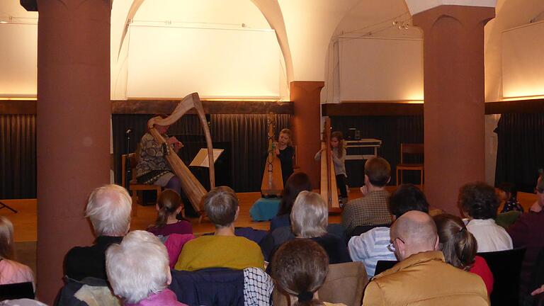 Das Harfen-Ensemble mit Viola Maria Karle und Franziska Amend mit ihrer Lehrerin Schona Mihalys-Marquardt beim Konzert zum Ladenschluss. Das Harfen-Ensemble mit Viola Maria Karle und Franziska Amend mit ihrer Lehrerin Schona Mihalys-Marquardt beim Konzert zum Ladenschluss.