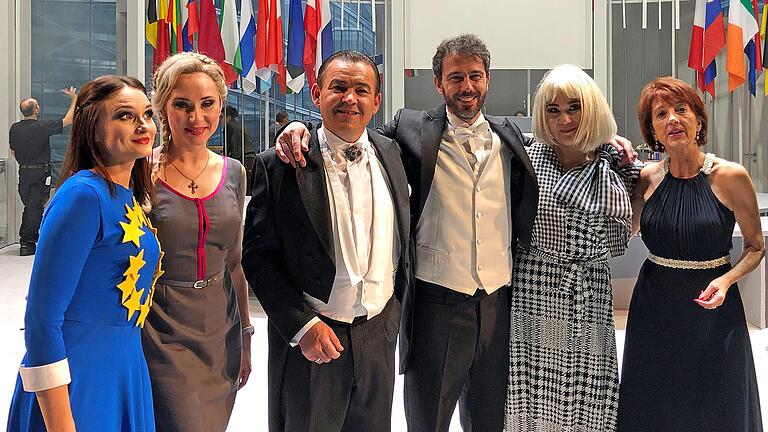 Nach der Generalprobe freuten sie sich auf die große Bühnen-Premiere in der Dresdener Semperoper: Corinna (gespielt von Elena Gorshunova), Marchesa Melibea (Maria Kataeva), Joe Walthera (Zauberkünstler Joachim Schug/Kürnach), Dirigent Francesco Lanzilotta, Madame Cortese (Julia Maria Dan) und Pafema (Zauberkünstlerin Petra Schug/Kürnach).