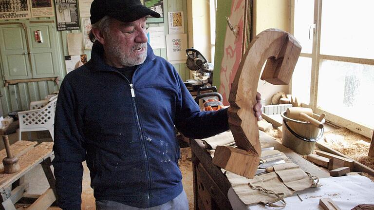 Der Bildhauer Jan Polacek in seinem Atelier in Urspringen in der Rhön.