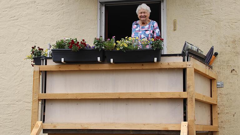 Brigitte Dietz strahlt. Sie kann wieder den Balkon ihrer Wohnung in Bad Neustadt nutzen. Eine jüngst angebrachte Holzkonstruktion sichert diesen. Brigitte Dietz strahlt. Sie kann wieder den Balkon ihrer Wohnung in Bad Neustadt nutzen. Eine jüngst angebrachte Holzkonstruktion sichert diesen.