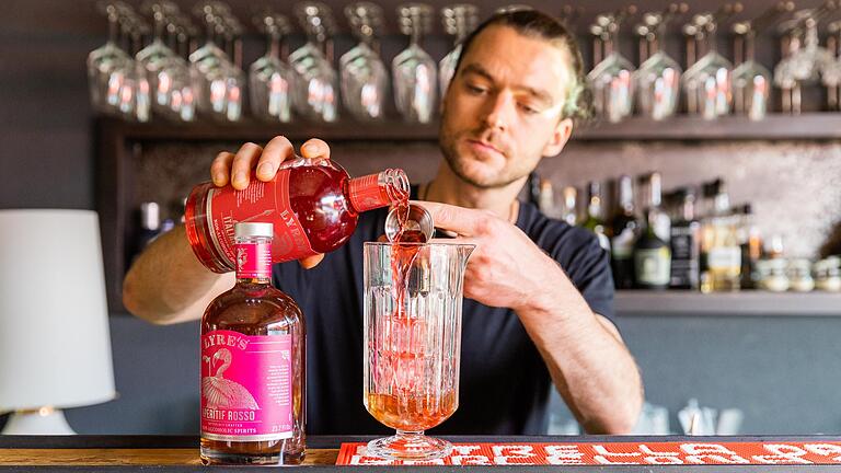 Barchef Aleksey Baravik mixt des alkoholfreien 'Lyre´s Negroni'. Barchef Aleksey Baravik mixt des alkoholfreien 'Lyre´s Negroni'.
