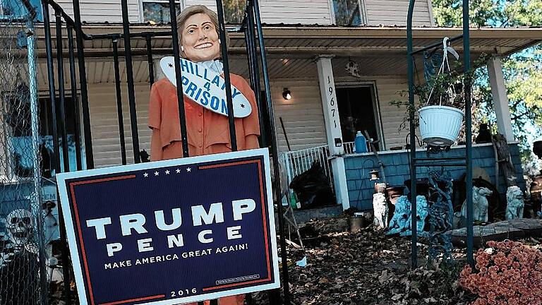 Battleground State Of Ohio Key To Winning Presidency For Candidates - Gartendeko im Wahlherbst: Der Besitzer dieses Eigenheims schätzt Totenköpfe (links), Löwenfiguren (rechts) und eigenwillige Gitterkonstruktionen. Battleground State Of Ohio Key To Winning Presidency For Candidates - Gartendeko im Wahlherbst: Der Besitzer dieses Eigenheims schätzt Totenköpfe (links), Löwenfiguren (rechts) und eigenwillige Gitterkonstruktionen.