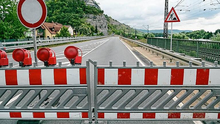 Viele Pendler aus dem Landkreis, die sonst auf der B 27 fahren, müssen Umwege und Zeiteinbußen hinnehmen. Grund ist die Sanierung der Straße zwischen Retzbach und Thüngersheim. Drei Monate dauert die Maßnahme.