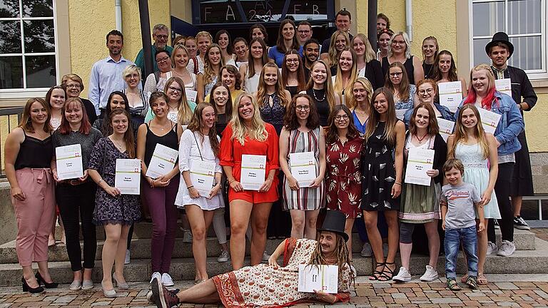 53 junge Frauen und Männer wurden am Freitag an der Fachakademie für Sozialpädagogik in Haßfurt verabschiedet. Sie sind jetzt nach fünf Jahren Ausbildung staatlich geprüfte Erzieherinnen und Erzieher. 53 junge Frauen und Männer wurden am Freitag an der Fachakademie für Sozialpädagogik in Haßfurt verabschiedet. Sie sind jetzt nach fünf Jahren Ausbildung staatlich geprüfte Erzieherinnen und Erzieher.