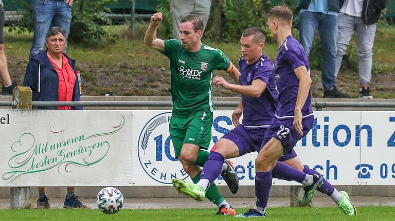Michael Herrmann (links) vom TSV Abtswind läuft auf der rechten Außenbahn den beiden Bambergern Lukas Schmittschmitt (Mitte) und Moritz Kaube davon. Michael Herrmann (links) vom TSV Abtswind läuft auf der rechten Außenbahn den beiden Bambergern Lukas Schmittschmitt (Mitte) und Moritz Kaube davon.