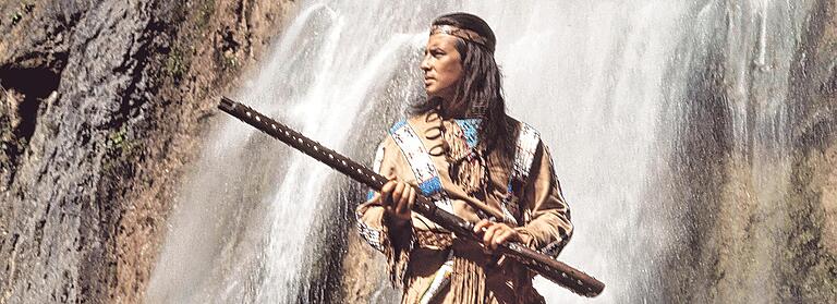 ARCHIV - Pierre Brice als stolzer Apachen-Häuptling "Winnetou" mit seiner Silberbüchse in einer Szene des Karl-May-Films "Winnetou 3" (undatiertes Archivfoto). (zu dpa Silberbüchse von Pierre Brice wird versteigert vom 24.08.2015) +++ dpa-Bildfunk +++ ARCHIV - Pierre Brice als stolzer Apachen-Häuptling "Winnetou" mit seiner Silberbüchse in einer Szene des Karl-May-Films "Winnetou 3" (undatiertes Archivfoto). (zu dpa Silberbüchse von Pierre Brice wird versteigert vom 24.08.2015) +++ dpa-Bildfunk +++