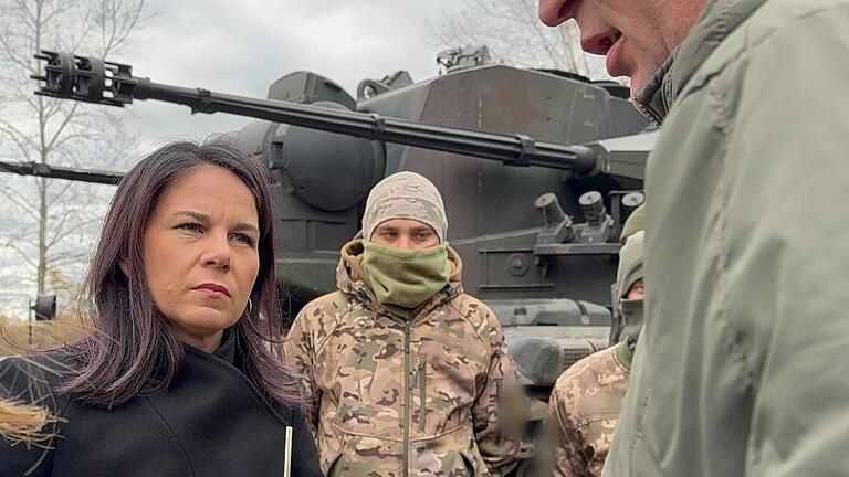 Außenministerin Baerbock besucht die Ukraine - Baerbock informierte sich über den Einsatz der von Deutschland gelieferten Flugabwehrpanzer vom Typ Gepard. Außenministerin Baerbock besucht die Ukraine - Baerbock informierte sich über den Einsatz der von Deutschland gelieferten Flugabwehrpanzer vom Typ Gepard.