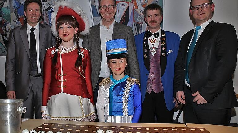 Im Haus der Fränkischen Fasenacht in Veitshöchheim spielten die Gardemädchen v.l. Saskia Marciniak (VCC) und Julia Körner (TSGV) Glücksfee bei der Auslosung der Startreihenfolge. Mit dabei v.l. Frankens Fastnachts-Vizepräsident Marco Anderlik, Bürgermeister Jürgen Götz, VCC-Vize-Präsident Andreas Röhm und TSG-Vorsitzender Christian Hauser. Im Haus der Fränkischen Fasenacht in Veitshöchheim spielten die Gardemädchen v.l. Saskia Marciniak (VCC) und Julia Körner (TSGV) Glücksfee bei der Auslosung der Startreihenfolge. Mit dabei v.l. Frankens Fastnachts-Vizepräsident Marco Anderlik, Bürgermeister Jürgen Götz, VCC-Vize-Präsident Andreas Röhm und TSG-Vorsitzender Christian Hauser.