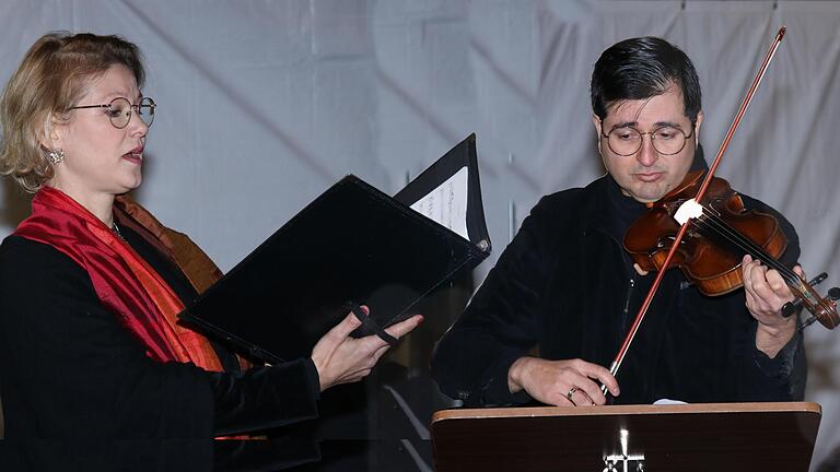 Die Sopranistin Silke Evers aus Würzburg (links) und Burghard Tölke (rechts) mit seiner Violine begeisterten die Zuhörer mit der Missa VI G-Dur des einheimischen Barock-Komponisten Georg Joachim Joseph Hahn. - Die Sopranistin Silke Evers aus Würzburg (links) und Burghard Tölke (rechts) mit seiner Violine begeisterten die Zuhörer mit der Missa VI G-Dur des einheimischen Barock-Komponisten Georg Joachim Joseph Hahn. Die Sopranistin Silke Evers aus Würzburg (links) und Burghard Tölke (rechts) mit seiner Violine begeisterten die Zuhörer mit der Missa VI G-Dur des einheimischen Barock-Komponisten Georg Joachim Joseph Hahn. - Die Sopranistin Silke Evers aus Würzburg (links) und Burghard Tölke (rechts) mit seiner Violine begeisterten die Zuhörer mit der Missa VI G-Dur des einheimischen Barock-Komponisten Georg Joachim Joseph Hahn.