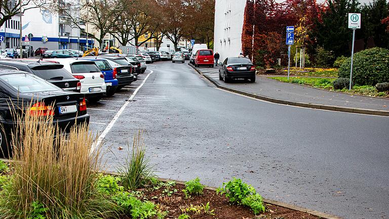 Die bisher kostenlosen Parkplätze am Spitalseeplatz sollen im Zuge der Neuregelung der Parkgebühren zukünftig bewirtschaftet werden. Die bisher kostenlosen Parkplätze am Spitalseeplatz sollen im Zuge der Neuregelung der Parkgebühren zukünftig bewirtschaftet werden.