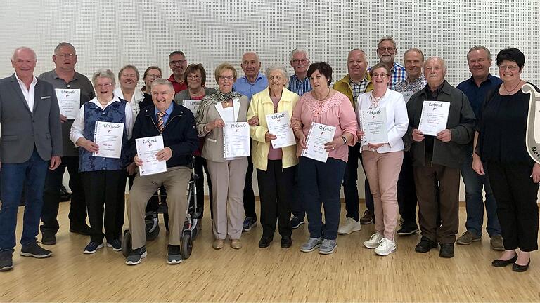 Auf dem Foto von links: Ehrenvorsitzender Ingbert Fischer, Anton Heurung, Paula Dietz, Christa Schneider, Sabine Mültner, Ehrenvorsitzender Rudi Dietz, Uwe Simon, Evi Heinrich, Isa Fischer, Karl-Heinz Heinrich, Sonja Hauck, Edgar Benkert, Birgit Fischer, Wolfgang Karlein, Gudrun Hein, Axel Stumpf, Egbert Lorz, Wilhelm Krieg, 1. Bürgermeister Thomas Fischer, 1. Vorsitzende Andrea Suckfüll.