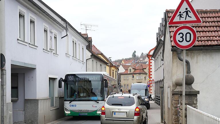 Enge Straßen und unübersichtliche Kreuzungen prägen die Ortsmitte in Rimpar. Für den Verkehr und die Anwohnenden entstehen dadurch immer wieder gefährliche Situationen. Ein „Einbahnring“ rund um den früheren Marktplatz soll die Situation verbessern.