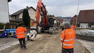 „Am Kohlenberg“ wird der Regenwasserkanal für das Zweikanalsystem verlegt. Das Regenwasser von der Straße und dem Gehsteig wird gesammelt und in die Zisterne am Kindergarten geleitet. Dort wird es zur Baumbewässerung genutzt.       -  „Am Kohlenberg“ wird der Regenwasserkanal für das Zweikanalsystem verlegt. Das Regenwasser von der Straße und dem Gehsteig wird gesammelt und in die Zisterne am Kindergarten geleitet. Dort wird es zur Baumbewässerung genutzt.