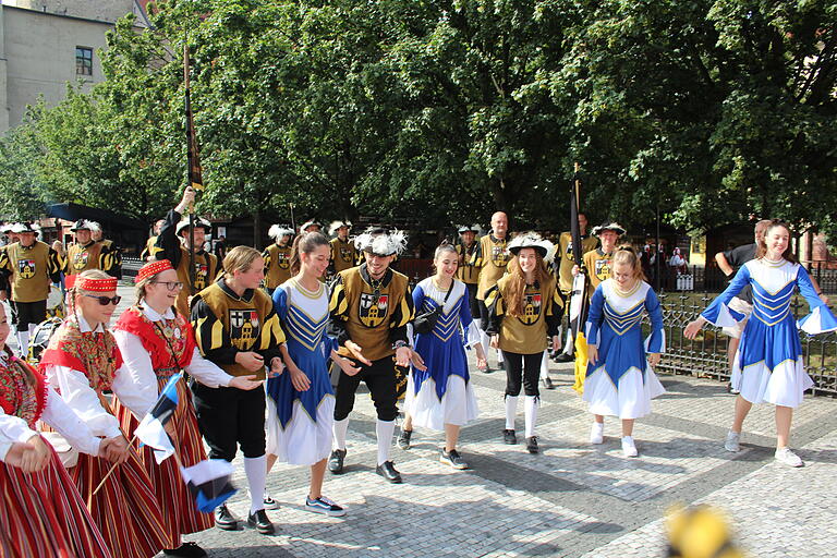 Gemeinsame spontane Tanzeinlage von Folklore-Gruppen aus Israel, Estland und Neubrunn. Gemeinsame spontane Tanzeinlage von Folklore-Gruppen aus Israel, Estland und Neubrunn.