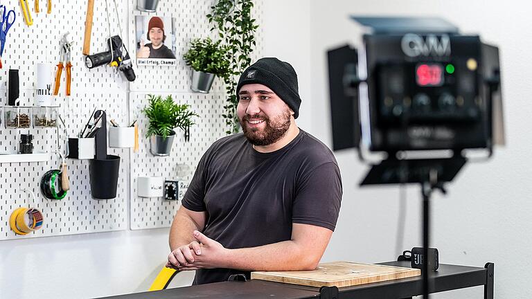 Denis Hepbasli ist auf TikTok unter dem Namen 'BigBangBash' bekannt und auch in seinem Privatleben spielt die Wissenschaft eine große Rolle. Denis Hepbasli ist auf TikTok unter dem Namen 'BigBangBash' bekannt und auch in seinem Privatleben spielt die Wissenschaft eine große Rolle.