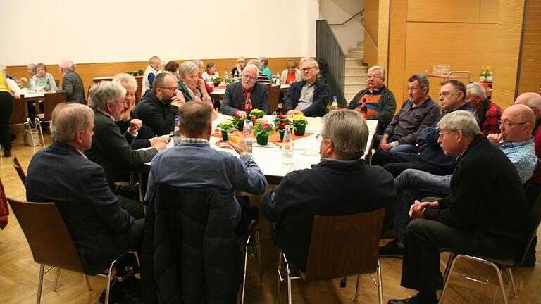 Neujahrstreffen der Tafel-Mitarbeiter. Das Fahrerteam und die drei Ausgabeteams waren zum Informationsaustausch und zum geselligen Beisammensein zusammengekommen. Neujahrstreffen der Tafel-Mitarbeiter. Das Fahrerteam und die drei Ausgabeteams waren zum Informationsaustausch und zum geselligen Beisammensein zusammengekommen.