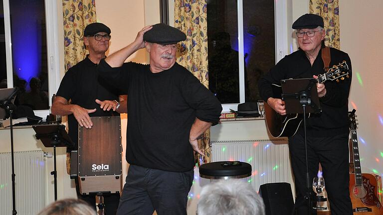 Das Trio mit Wolfgang Ascher (Gesang/Mundharmonika), Eberhard Dörr (Gesang/Cajon) und Oskar Fuchs (Gitarre/Gesang). Das Trio mit Wolfgang Ascher (Gesang/Mundharmonika), Eberhard Dörr (Gesang/Cajon) und Oskar Fuchs (Gitarre/Gesang).