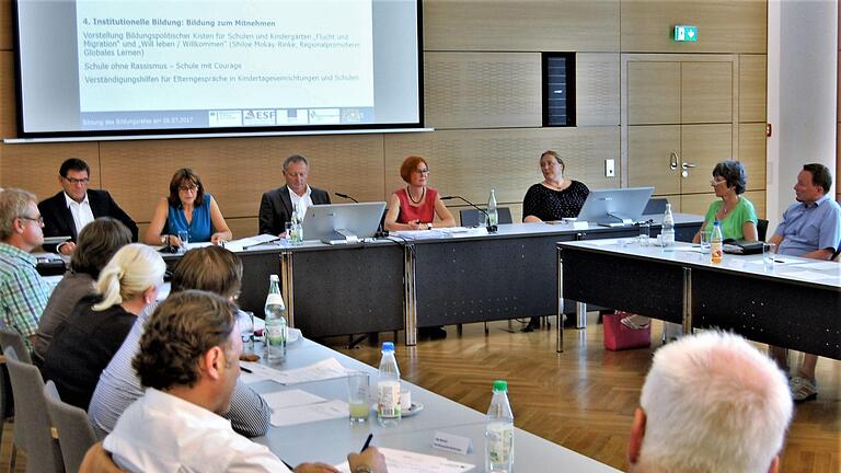 Der Bildungsrat des Landkreises verabschiedete in seiner zweiten Sitzung das Programm der im Herbst geplanten Bildungskonferenz; die Sitzung moderierten (Mitte von links) Stefan Seufert, Andrea Herzer, Landrat Thomas Bold und Martina Greubel.  Foto: Sigismund von Dobschütz       -  Der Bildungsrat des Landkreises verabschiedete in seiner zweiten Sitzung das Programm der im Herbst geplanten Bildungskonferenz; die Sitzung moderierten (Mitte von links) Stefan Seufert, Andrea Herzer, Landrat Thomas Bold und Martina Greubel.  Foto: Sigismund von Dobschütz