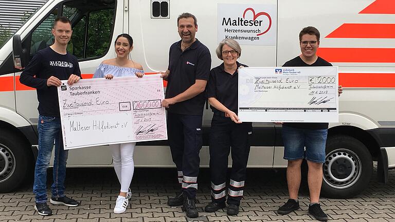 4000 Euro für den Malteser Herzenswunsch Krankenwagen Würzburg. Das Bild zeigt (von links) Organisator Marvin Esser, Sara Pouyarad (beide 'Marvin und Freunde helfen'), Joachim und Christina Gold von den Maltesern Würzburg sowie Maximilian Andriessens ('Marvin und Freunde helfen'). 4000 Euro für den Malteser Herzenswunsch Krankenwagen Würzburg. Das Bild zeigt (von links) Organisator Marvin Esser, Sara Pouyarad (beide 'Marvin und Freunde helfen'), Joachim und Christina Gold von den Maltesern Würzburg sowie Maximilian Andriessens ('Marvin und Freunde helfen').