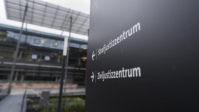 Im Prozess um den gewaltsamen Tod eines Säuglings sagte am Montag vor dem Landgericht die Würzburg die Mutter aus. Sie wird erneut gehört werden. Im Prozess um den gewaltsamen Tod eines Säuglings sagte am Montag vor dem Landgericht die Würzburg die Mutter aus. Sie wird erneut gehört werden. 
