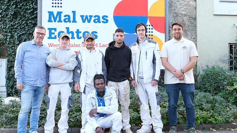 Sind stolz auf ihr Plakat in Würzburg: (von links) Peter Killinger, Obermeister der Maler- und Stuckateur-Innung Würzburg und Main-Spessart, die Azubis Lucas Appleby, Omid Waziri, Rene Didibe, Ermal Ali und Patrick Gottschalk sowie Ausbildungsleiter Paul Geier. Sind stolz auf ihr Plakat in Würzburg: (von links) Peter Killinger, Obermeister der Maler- und Stuckateur-Innung Würzburg und Main-Spessart, die Azubis Lucas Appleby, Omid Waziri, Rene Didibe, Ermal Ali und Patrick Gottschalk sowie Ausbildungsleiter Paul Geier.