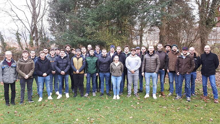 Die Teilnehmer des Lehrgangs mit Lehrgangsleiter Gerhard Baumeister (rechts) und Schulleiter Christof Welzenbach im Garten der Lohrer Forstschule.&nbsp;