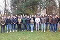 Die Teilnehmer des Lehrgangs mit Lehrgangsleiter Gerhard Baumeister (rechts) und Schulleiter Christof Welzenbach im Garten der Lohrer Forstschule.&nbsp;