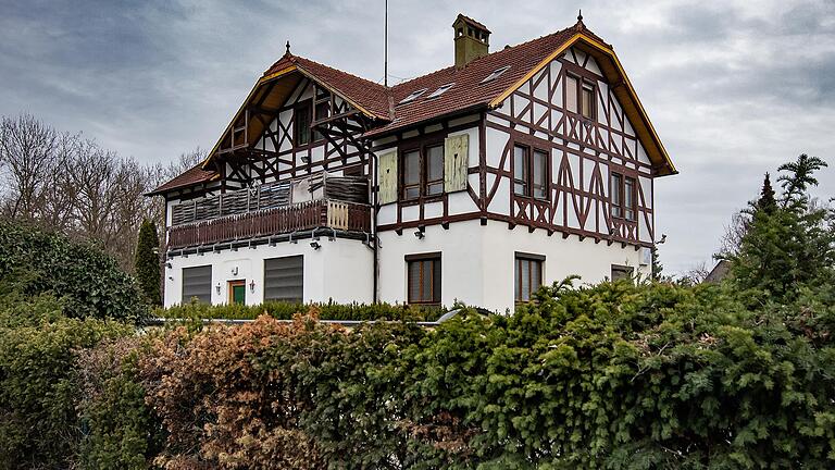 Im richtigen Licht betrachtet wirkt die Villa wie Bates Motel im Hitchcock-Klassiker Psycho. Im richtigen Licht betrachtet wirkt die Villa wie Bates Motel im Hitchcock-Klassiker Psycho.