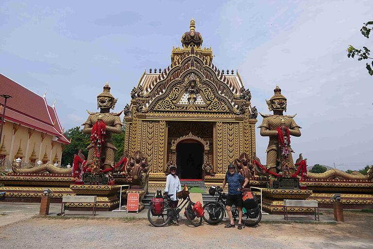 Vor allem in Thailand begegnen wir wunderschönen buddhistischen Tempeln.