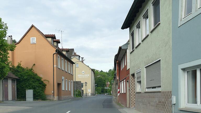 Auf mehreren hundert Metern Länge muss die Schweinfurter Straße in Arnstein in elf Bauphasen saniert werden. Ob die Vollsperrung bis Ende des Jahres die letzte sein wird, ist noch unklar. Auf mehreren hundert Metern Länge muss die Schweinfurter Straße in Arnstein in elf Bauphasen saniert werden. Ob die Vollsperrung bis Ende des Jahres die letzte sein wird, ist noch unklar.
