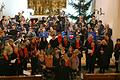Am Schluss des rund anderthalbstündigen und mittlerweile 31. Adventskonzerts des Musikvereins Greßthal versammelten sich alle Akteure im Chorraum und sangen gemeinsam mit den Besuchern die letzte Darbietung mit dem Lied „Herbei, o ihr Gläub´gen“.