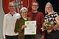 Eingerahmt von der Vorstandschaft des Röttinger Weinbauvereins Winfried Fries und Marco Karl sowie Weinprinzessin Annika I bei der Überreichung der Ehrenurkunde für Ehrenmitglied an Margot Beck.