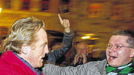 Bad in der Menge: Trainer Mike Büskens scheut den Kontakt zu den Fans nicht. Bad in der Menge: Trainer Mike Büskens scheut den Kontakt zu den Fans nicht.