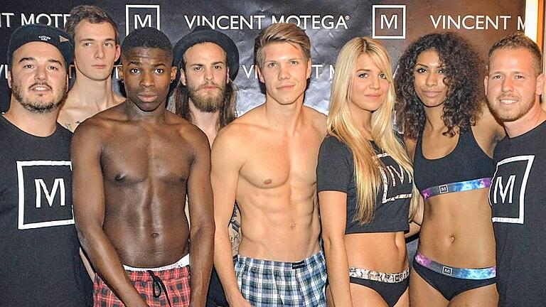 In Reih und Glied: Das Karbacher Modelabel &bdquo;Vincent Motega&ldquo; veranstaltete in Zusammenarbeit mit dem Marktheidenfelder &bdquo;Lichtspielhaus&ldquo; ein Club Shopping. Höhepunkt war eine Modenschau, bei der die neue Kollektion des Labels vorgestellt wurde. Links: Unternehmer Markus Schubertrügmer, rechts: sein Kollege Aleksandar Georgiev.