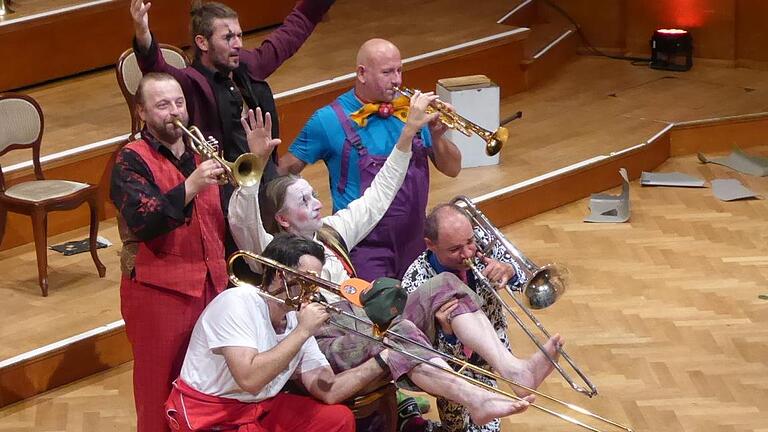 Mnozil Brass: Eine raffinierte Collage aus Clownerei und hochklassiger Musiker. Fotos: Thomas Ahnert       -  Mnozil Brass: Eine raffinierte Collage aus Clownerei und hochklassiger Musiker. Fotos: Thomas Ahnert