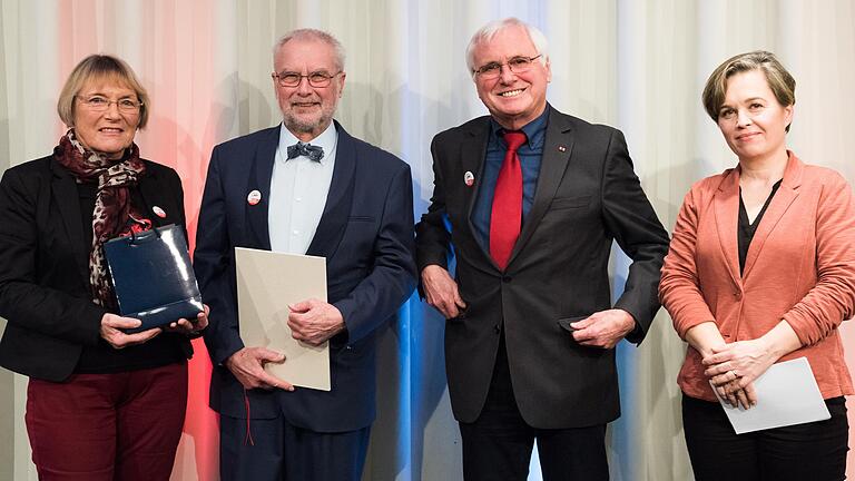 Eine große Ehre für einen kleinen Ortsverband: Das AWO Intercafé Ochsenfurt wurde in Berlin gewürdigt. Darüber freuen sich (von links): Sylvia Honecker, Gerhard Grieb aus dem Team des Internatcafés, Peter Honecker und Laudatorin Susanne Rindt vom AWO Bundesverband. Eine große Ehre für einen kleinen Ortsverband: Das AWO Intercafé Ochsenfurt wurde in Berlin gewürdigt. Darüber freuen sich (von links): Sylvia Honecker, Gerhard Grieb aus dem Team des Internatcafés, Peter Honecker und Laudatorin Susanne Rindt vom AWO Bundesverband.