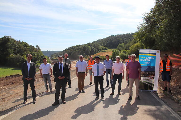 Beim offiziellen Baustart der neuen Straße dabei waren (von links): Michael Kraus, Christian Roßhirt (Bauamt Mellrichstadt), Michael Fuchs, Achim Reß, Tobias Seufert, Heiko Zehe (Firma Stolz), Thomas Habermann, Dietmar Kippes (Staatliches Bauamt), Manfred Rott (Staatliches Bauamt), Dominik Stoick (Firma Stolz), Steffen Vogel und Roland Bambach (Staatliches Bauamt) Beim offiziellen Baustart der neuen Straße dabei waren (von links): Michael Kraus, Christian Roßhirt (Bauamt Mellrichstadt), Michael Fuchs, Achim Reß, Tobias Seufert, Heiko Zehe (Firma Stolz), Thomas Habermann, Dietmar Kippes (Staatliches Bauamt), Manfred Rott (Staatliches Bauamt), Dominik Stoick (Firma Stolz), Steffen Vogel und Roland Bambach (Staatliches Bauamt)