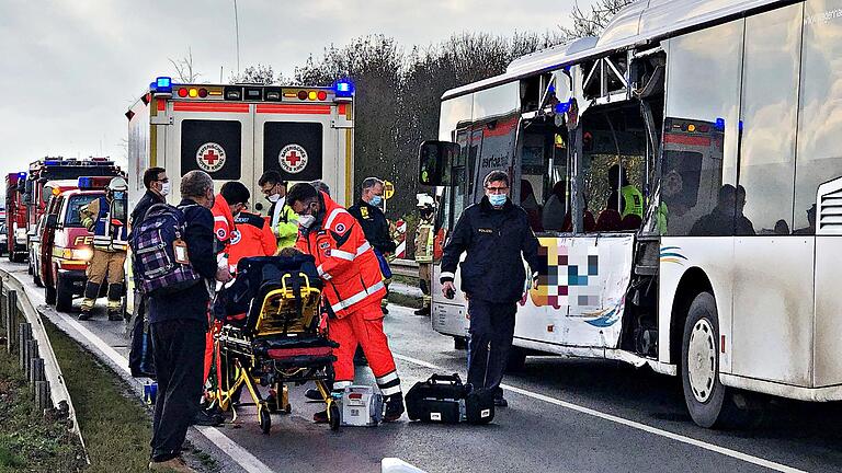 Schwerer Unfall mit einem Schulbus zwischen Hofheim und Rügheim am Montag: Rettungskräfte kümmern sich um die Verletzten.