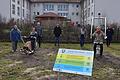 In der öffentlichen Parkanlage zwischen Dreiberg-Schule und AWO-Seniorenzentrum in Knetzgau entstand ein ansprechender Bewegungsparcours. Sichtlich erfreut über das Projekt zeigen sich (von links) Sandra Hartinger, Annika Kuhbandner, Bürgermeister Stefan Paulus, Thomas Zettelmeier, Susanne Wolfrum-Horn (LAG), Sabine Dittmar und Karin Gadamer (LAG).
