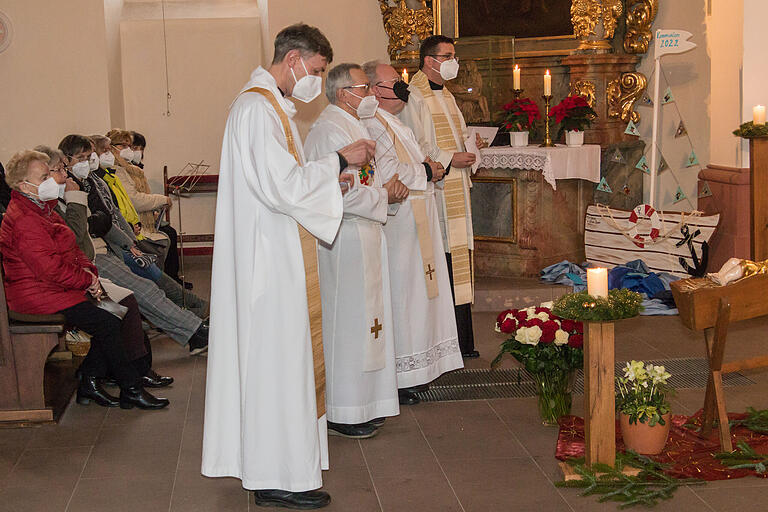 Bei der offiziellen Errichtung des pastoralen Raumes Gemünden wurden (von links) Pfarrer Norbert Thoma, Pfarrer Edward Zarosa, Pfarrer Richard Englert und Pfarrer Johannes Werst 'in solidarischer Gemeinschaft' zu Teampfarrern für diesen Bereich berufen. Bei der offiziellen Errichtung des pastoralen Raumes Gemünden wurden (von links) Pfarrer Norbert Thoma, Pfarrer Edward Zarosa, Pfarrer Richard Englert und Pfarrer Johannes Werst 'in solidarischer Gemeinschaft' zu Teampfarrern für diesen Bereich berufen.