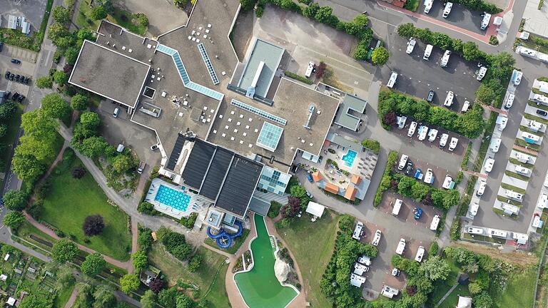 Viele Platz für Solarmodule: Auf dem Dach der Frankentherme in Bad Königshofen wird noch in diesem Jahr eine große Photovoltaikanlage installiert. Viele Platz für Solarmodule: Auf dem Dach der Frankentherme in Bad Königshofen wird noch in diesem Jahr eine große Photovoltaikanlage installiert.