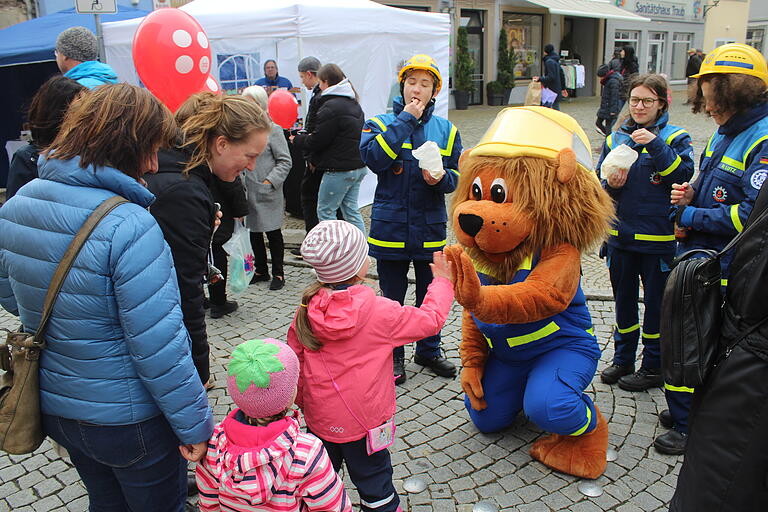 Das THW-Maskottchen Leo begrüßte die Kinder. Das THW-Maskottchen Leo begrüßte die Kinder.