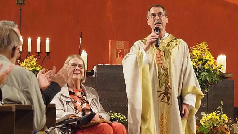 Applaus für 42 Jahre Dienst in der Kirchengemeinde St. Rochus in Dittelbrunn: Ruhestandspfarrer Gerhard Staudt und Haushälterin i.R. Christa Köhler ziehen nun nach Würzburg. Applaus für 42 Jahre Dienst in der Kirchengemeinde St. Rochus in Dittelbrunn: Ruhestandspfarrer Gerhard Staudt und Haushälterin i.R. Christa Köhler ziehen nun nach Würzburg.