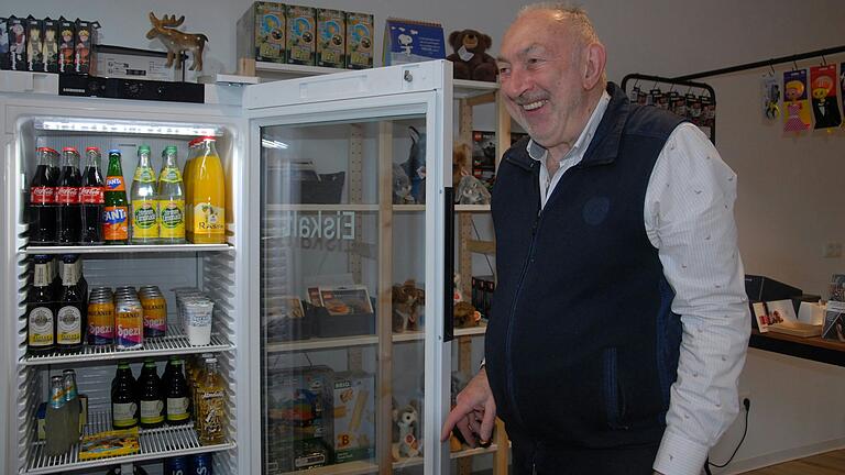 Gekühlte Getränke hält Jesse Dynast in seinem 'Kiosk' am Iphöfer Marktplatz für die Kundinnen und Kunden bereit.