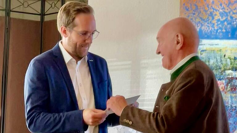 Landrat Thomas Habermann gratulierte dem 1. Vorsitzenden Thomas Limpert zum 50-jährigen Gründungsfest. Landrat Thomas Habermann gratulierte dem 1. Vorsitzenden Thomas Limpert zum 50-jährigen Gründungsfest.