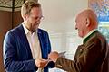 Landrat Thomas Habermann gratulierte dem 1. Vorsitzenden Thomas Limpert zum 50-jährigen Gründungsfest.