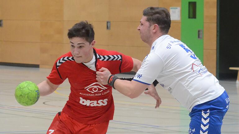 Andreas Kister (rechts) vom SV Michelfeld verteidigt hart gegen Dario Sicheneder vom TSV Lohr II. Die Michelfelder haben das Kellerduell in der Handball-Landesliga Nord gewonnen und dadurch den letzten Platz in der Tabelle an die Lohrer abgegeben. Andreas Kister (rechts) vom SV Michelfeld verteidigt hart gegen Dario Sicheneder vom TSV Lohr II. Die Michelfelder haben das Kellerduell in der Handball-Landesliga Nord gewonnen und dadurch den letzten Platz in der Tabelle an die Lohrer abgegeben.